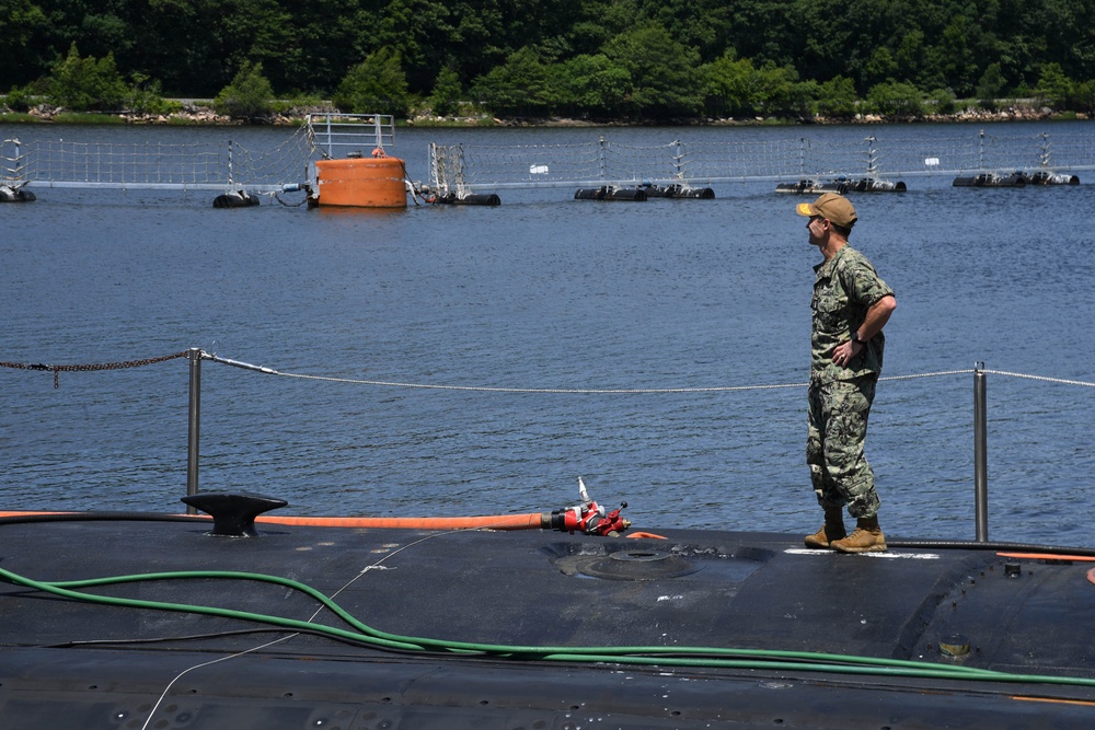 Commander, U.S. 2nd Fleet, visits South Dakota