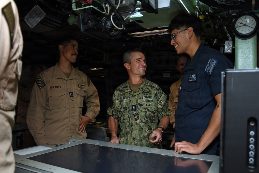 Commander, U.S. 2nd Fleet, visits South Dakota