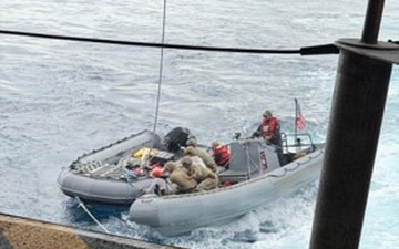 USS Cincinnati conducts expeditionary mine countermeasures training with Explosive Ordnance Disposal Group ONE