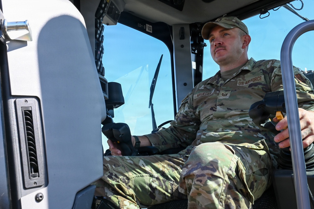 Twenty five feet from disaster; Gunfighter Airmen save home from wildfire