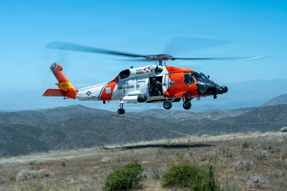 Coast Guard Air Station Ventura aircrew conducts a SAR demonstration and hoist training