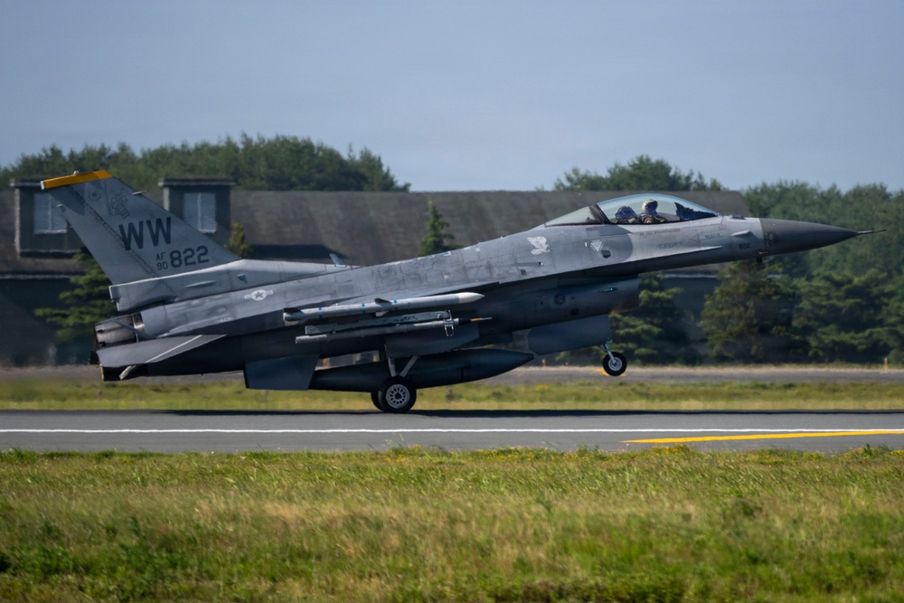 Col. Davidson conducts his final flight as the 35th Fighter Wing commander