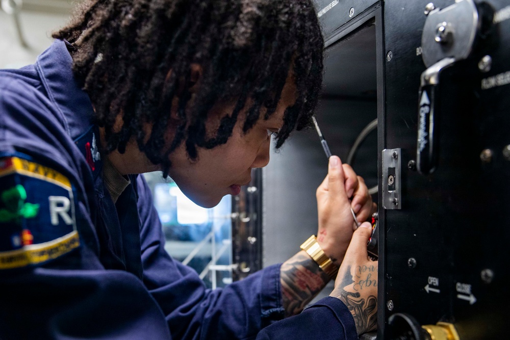 George Washington Conducts Maintenance on Oxygen Systems