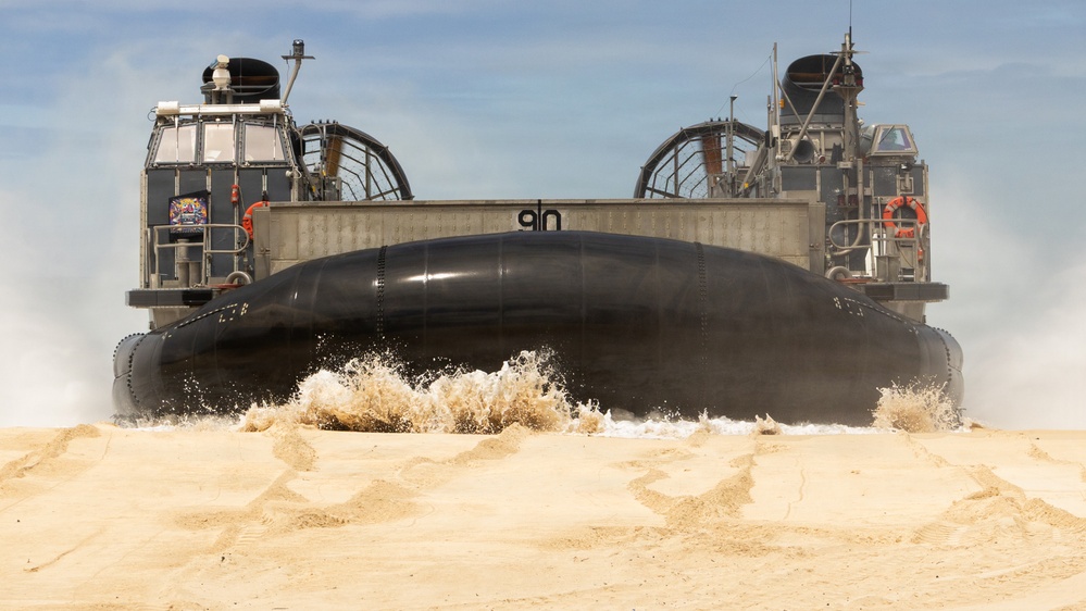 ACU-5, 15th MEU execute LCAC operations
