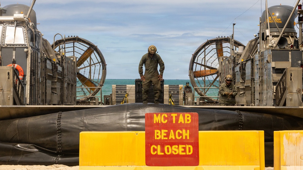 ACU-5, 15th MEU execute LCAC operations