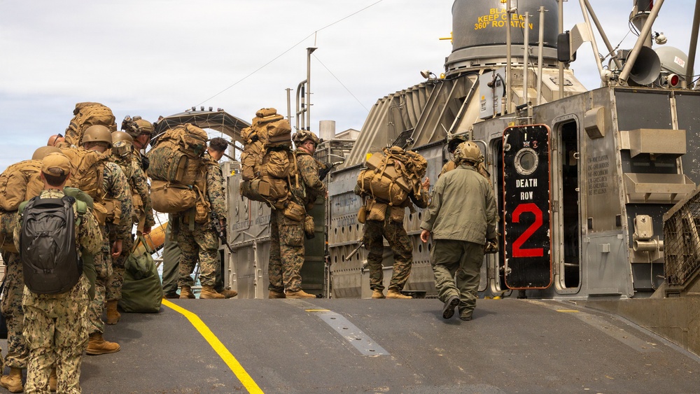 ACU-5, 15th MEU execute LCAC operations