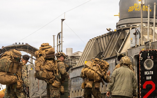 ACU-5, 15th MEU execute LCAC operations