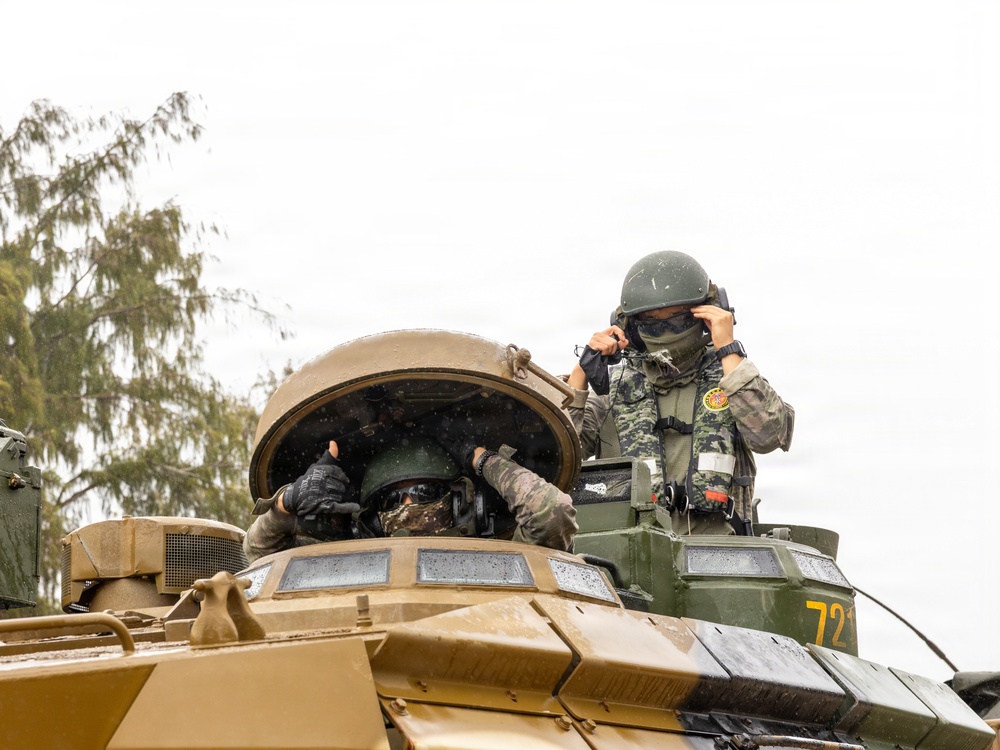 U.S. Marines, ROK Marines coordinate KAAV shore-to-ship movements