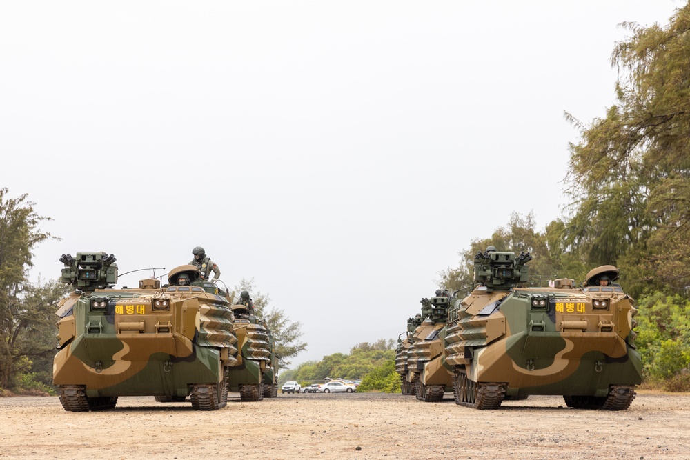 U.S. Marines, ROK Marines coordinate KAAV shore-to-ship movements