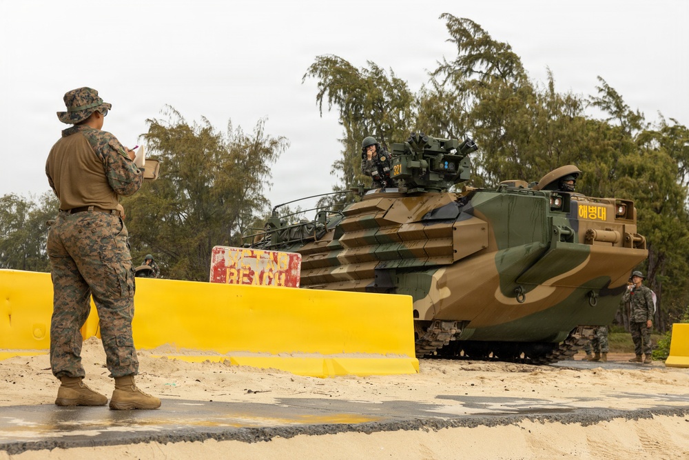 U.S. Marines, ROK Marines coordinate KAAV shore to ship movements