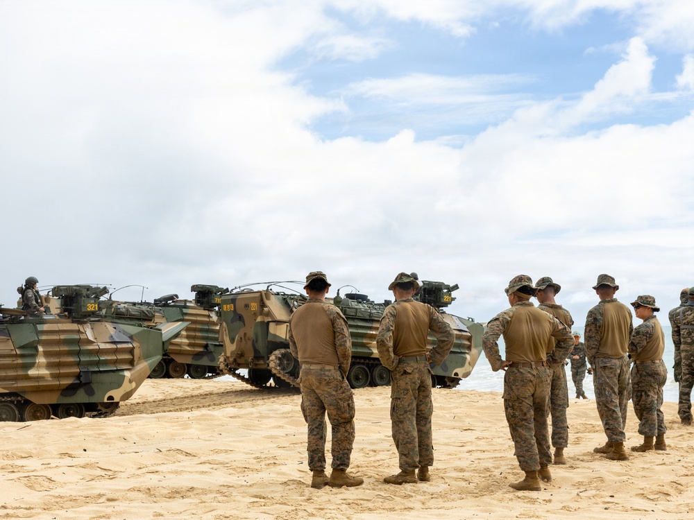 U.S. Marines, ROK Marines coordinate KAAV shore to ship movements