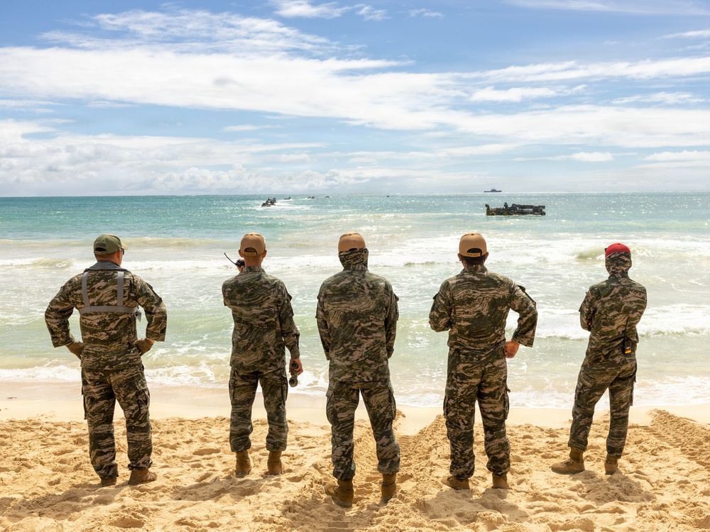 U.S. Marines, ROK Marines coordinate KAAV shore-to-ship movements