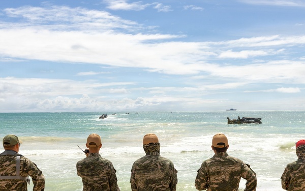 U.S. Marines, ROK Marines coordinate KAAV shore-to-ship movements