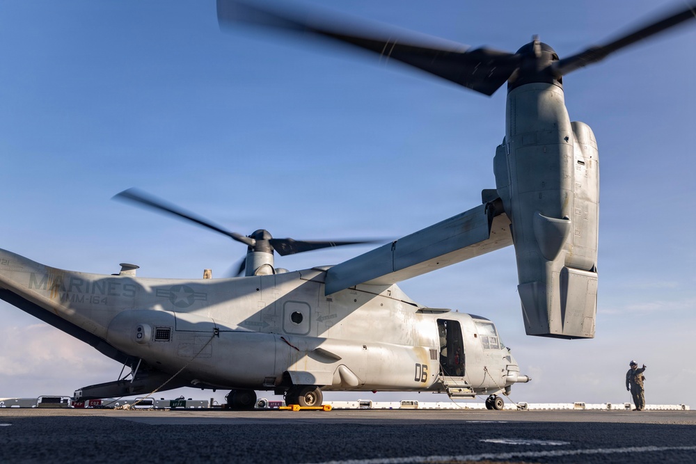 25th CAB conducts deck landings aboard USS Essex (LHD2)
