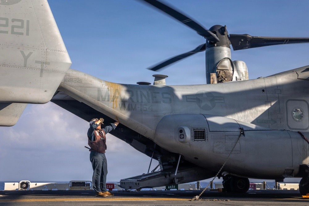 25th CAB conducts deck landings aboard USS Essex (LHD2)