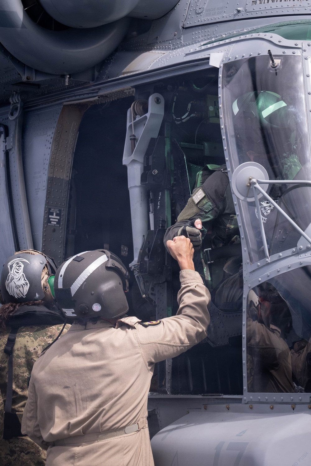 HMCS Regina conducts cross deck operations with HMNZS Te Mana