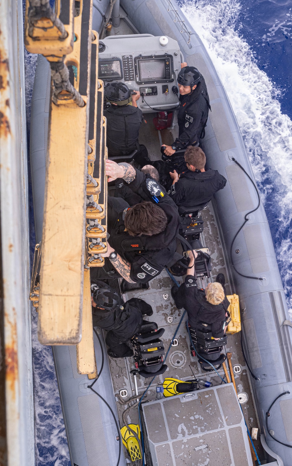 HMCS Regina conducts passenger transfer at sea with HMNZS Te Mana