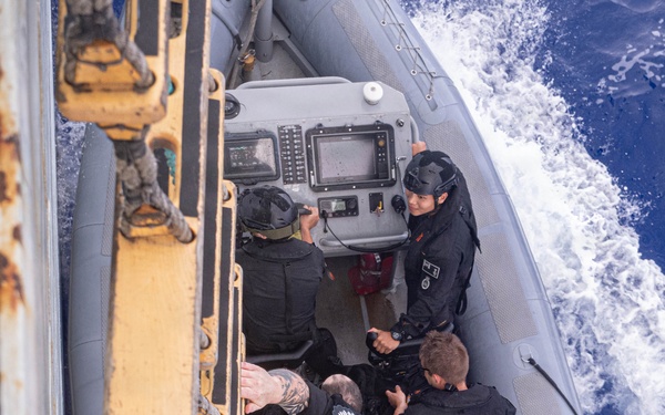 HMCS Regina conducts passenger transfer at sea with HMNZS Te Mana