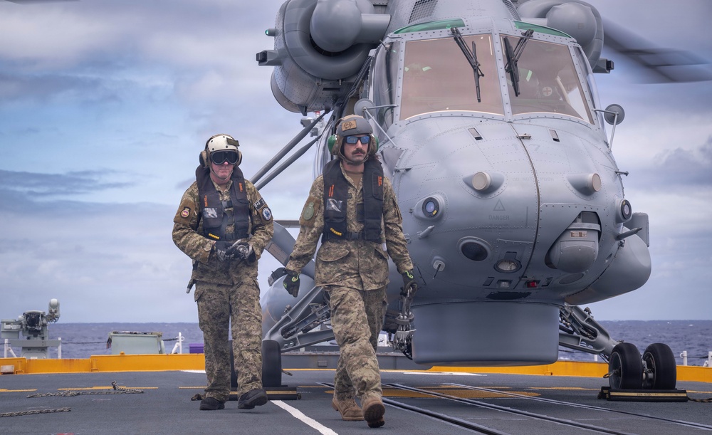 HMCS Regina conducts cross deck operations with HMNZS Te Mana