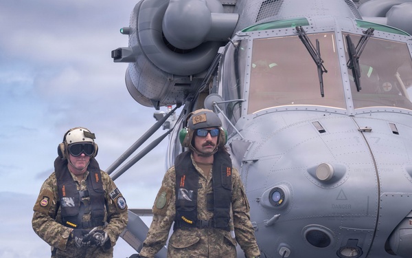 HMCS Regina conducts cross deck operations with HMNZS Te Mana