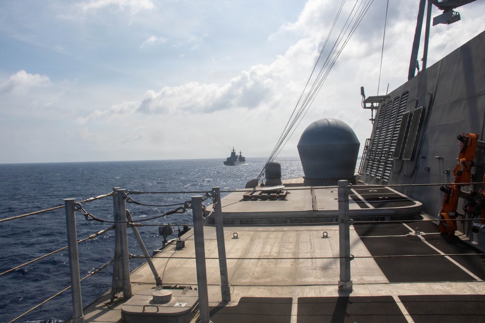 USS Santa Barbara conducts replenishment-at-sea with HMAS Supply