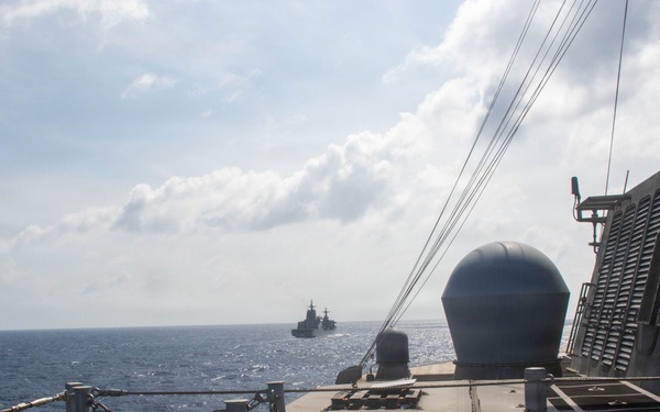 USS Santa Barbara conducts replenishment-at-sea with HMAS Supply