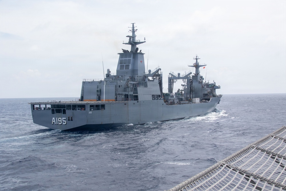 USS Santa Barbara conducts replenishment-at-sea with HMAS Supply