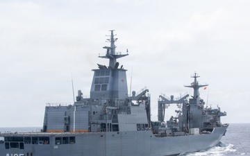 USS Santa Barbara conducts replenishment-at-sea with HMAS Supply