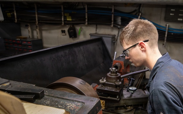IKE Conducts Carrier Qualifications in Atlantic Ocean