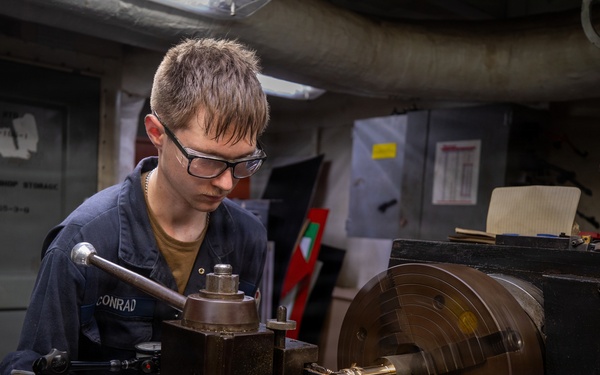 IKE Conducts Carrier Qualifications in Atlantic Ocean