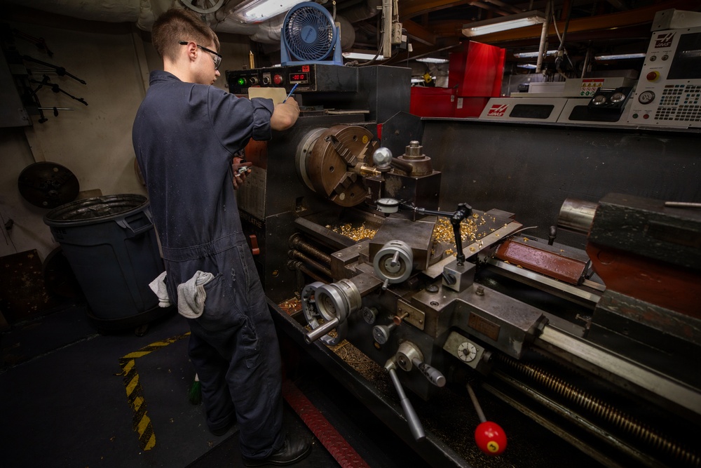 IKE Conducts Carrier Qualifications in Atlantic Ocean