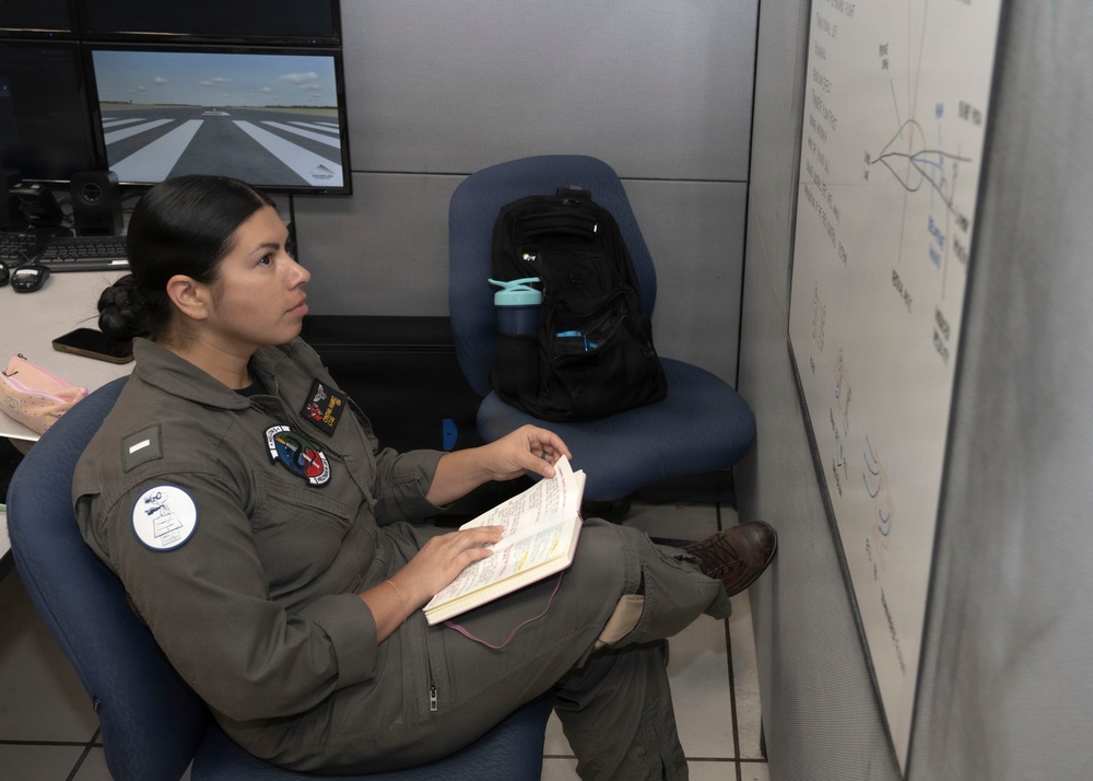 HT-28 SNA Prepares for Flight Simulation Training
