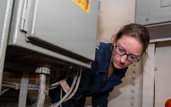 IKE Conducts Carrier Qualifications in Atlantic Ocean