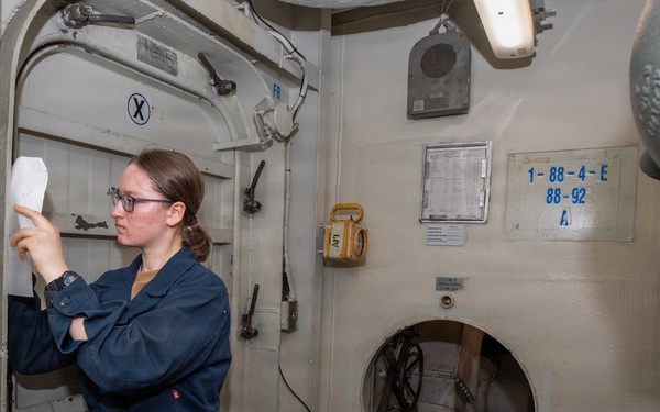 IKE Conducts Carrier Qualifications in Atlantic Ocean
