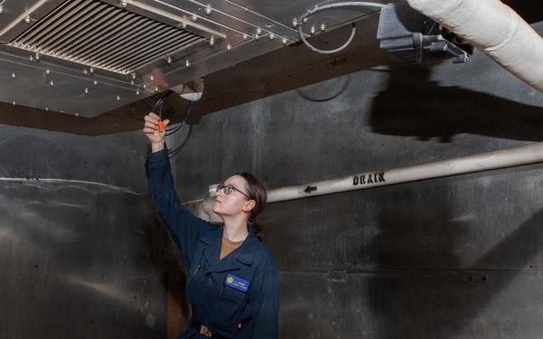 IKE Conducts Carrier Qualifications in Atlantic Ocean