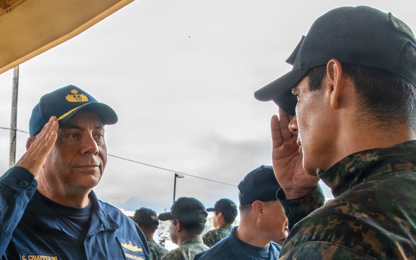 Peruvian vice admiral visits 15th MEU, Peruvian service members