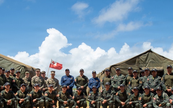 Peruvian vice admiral visits 15th MEU, Peruvian service members