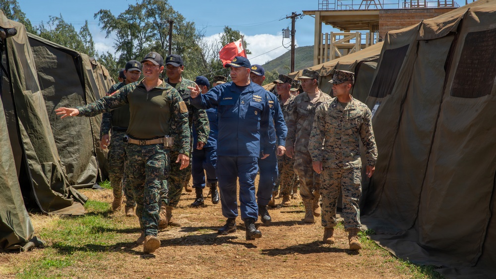 Peruvian vice admiral visits 15th MEU, Peruvian service members
