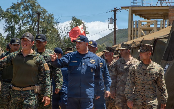 Peruvian vice admiral visits 15th MEU, Peruvian service members