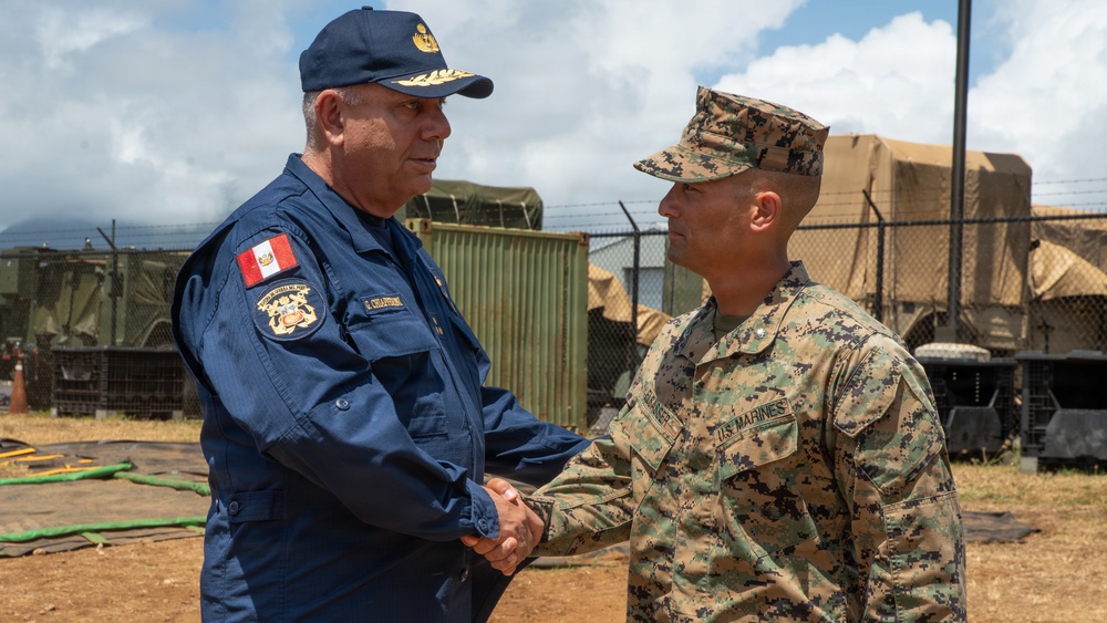 Peruvian Vice Admiral visits 15th MEU, Peruvian service members