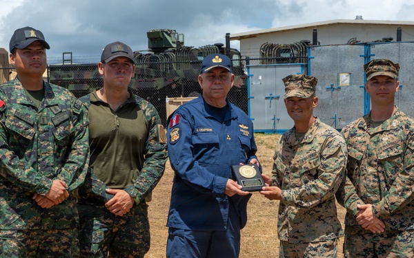 Peruvian vice admiral visits 15th MEU, Peruvian service members