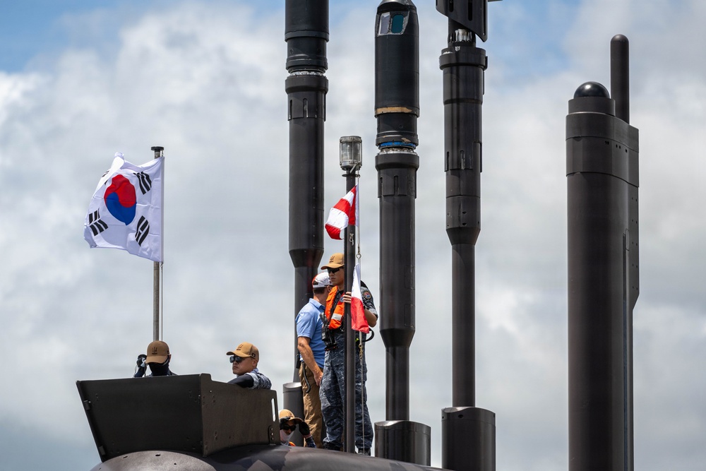 Republic of Korea submarine Dosan Ahn Changho (SS 083) departs Hawaii