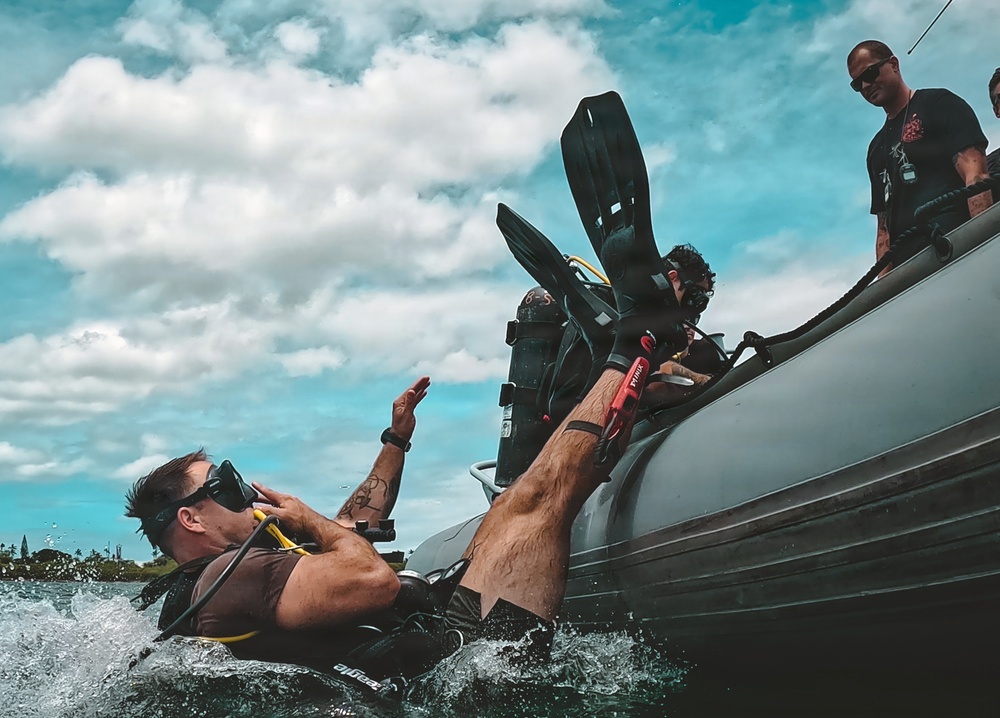 U.S. Navy divers prepare for salvage dive during RIMPAC 2026