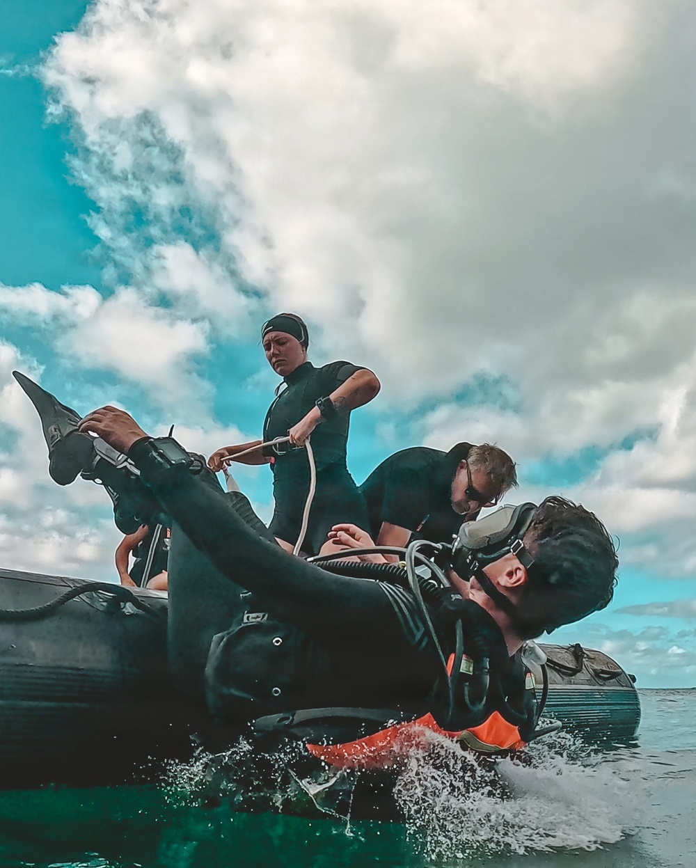 Royal Canadian Navy divers conduct salvage training during RIMPAC 2026