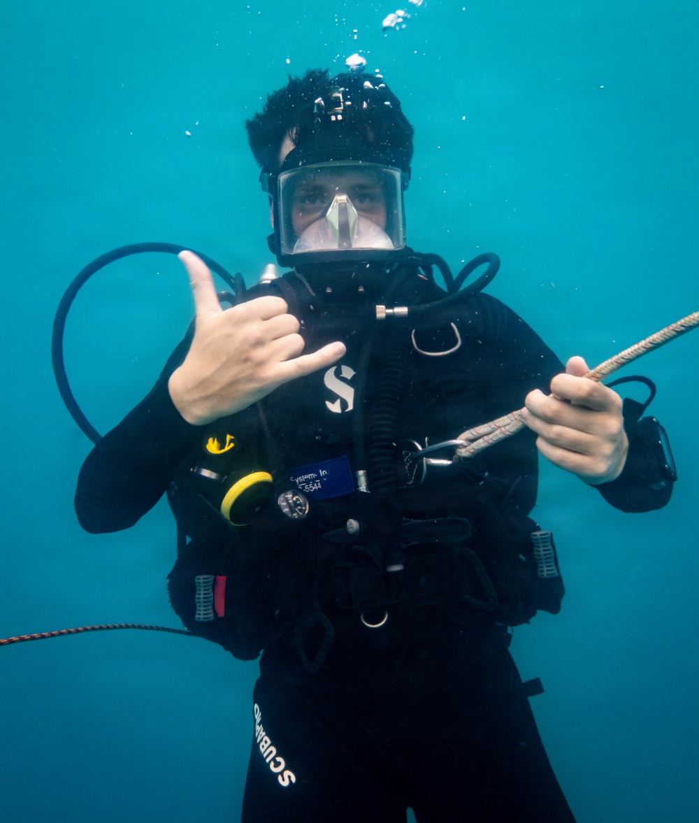 Royal Canadian Navy divers conduct salvage training during RIMPAC 2026