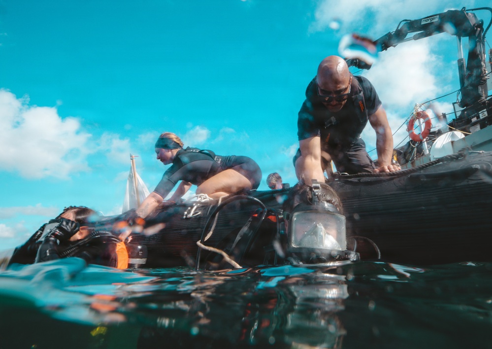 Royal Canadian Navy divers conduct salvage training during RIMPAC 2026