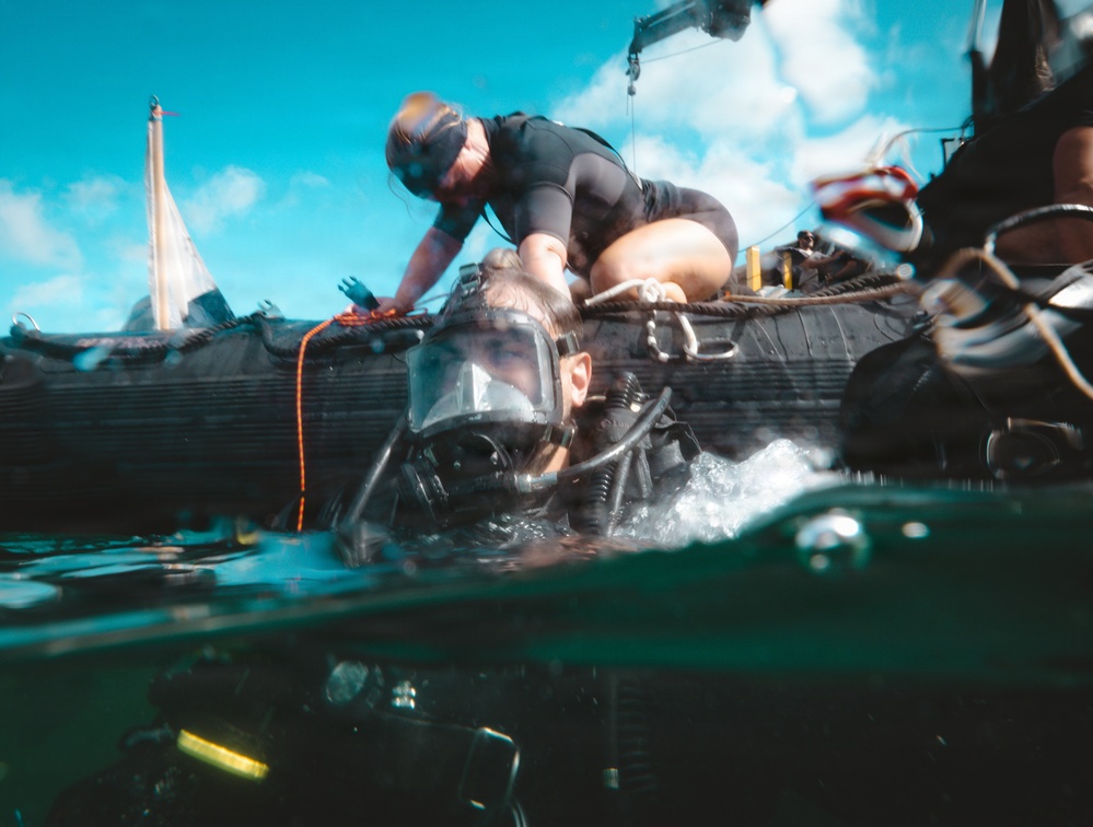 Royal Canadian Navy divers conduct salvage training during RIMPAC 2026