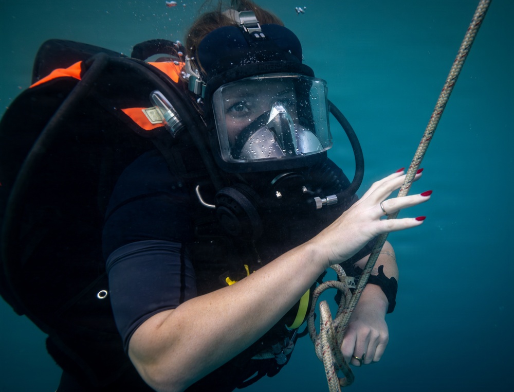 Royal Canadian Navy divers conduct salvage training during RIMPAC 2026