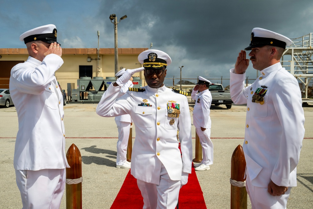 USS Tucson holds change of command