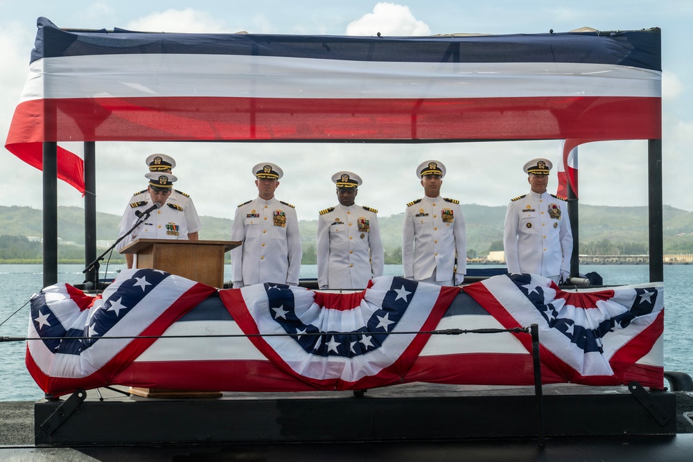 USS Tucson holds change of command